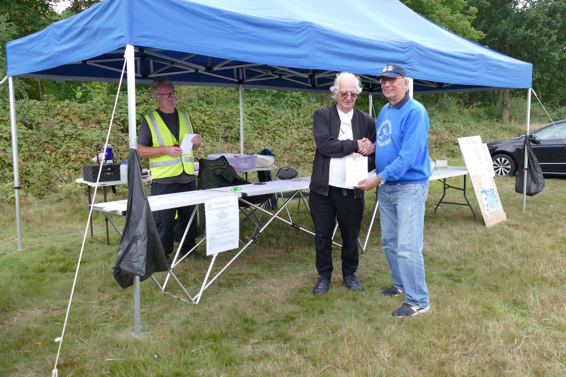 Julio Isidro from Portugal collects his silver certificate for Table Top Precision 2025 Flying Aces.