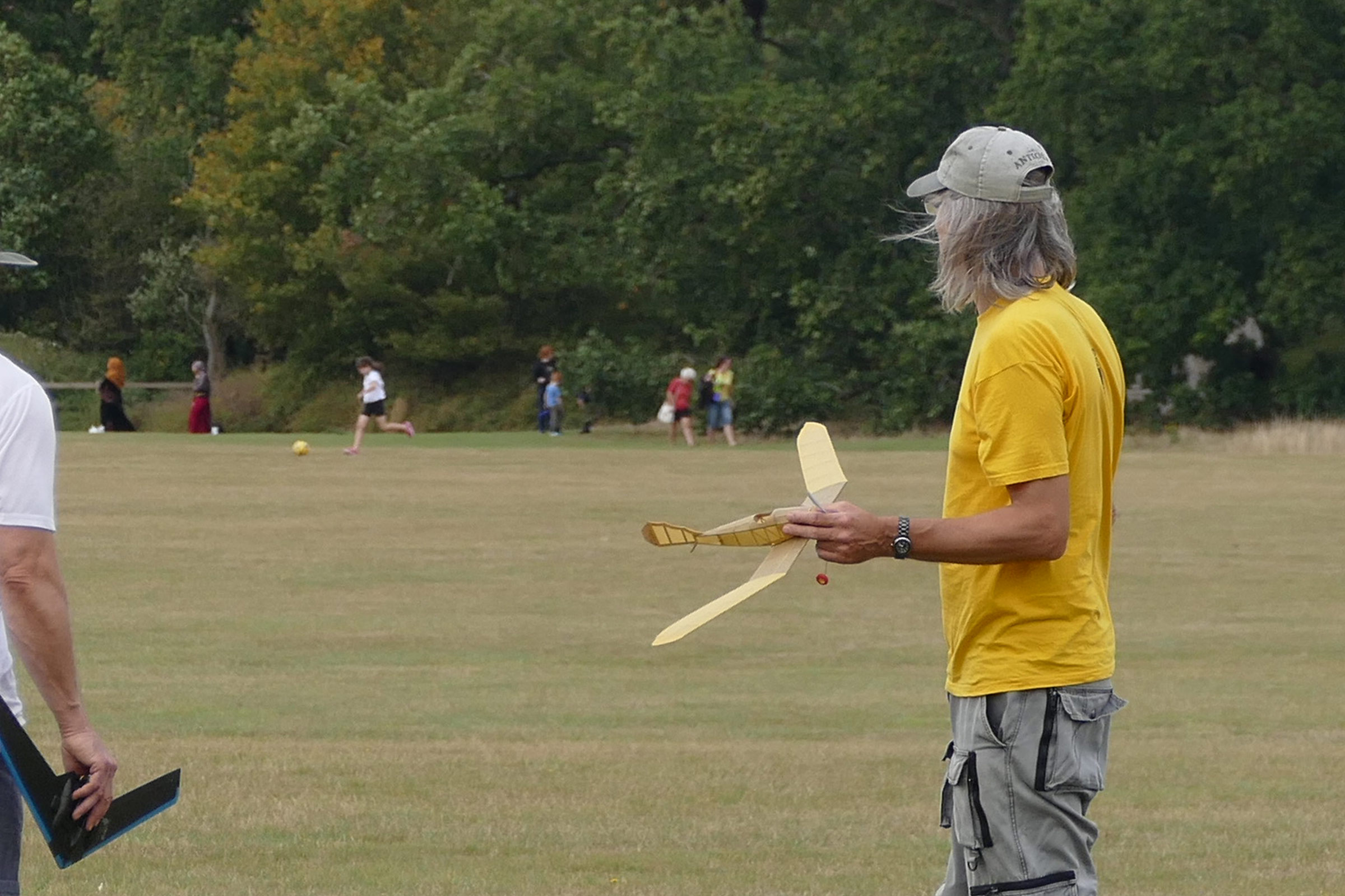 One could easily think Charlie Jeffreys tailplane has fallen off, however it’s actually a rubber powered Munchkin tailless model 2025 Flying Aces.   